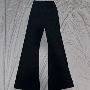 NWOT Black Arie Outline Flare yoga pants, size S/P
